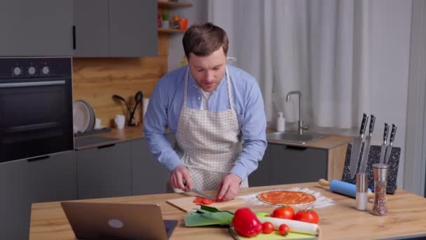 Młody Przystojniak Przygotowuje Pizzę Sałatkę Kuchni Facet Lubi Proces Gotowania — Wideo stockowe