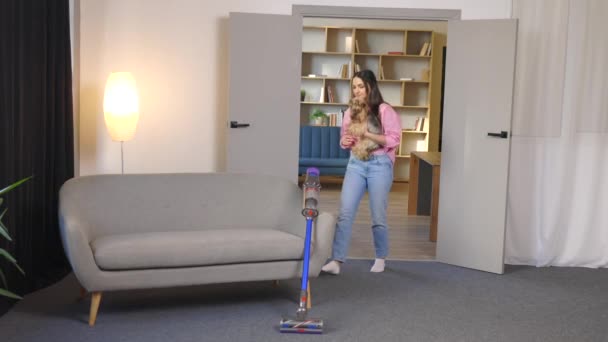 Wanita Muda Yang Mengosongkan Rumah Dengan Vacuum Cleaner Tanpa Kabel — Stok Video