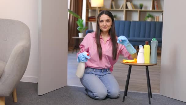 Jovem Sentada Perto Mesa Com Produtos Limpeza Casa — Vídeo de Stock