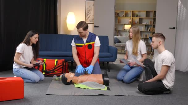 Mladý Doktor Dělá Kardiopulmonální Resuscitaci Figurínu Třídě Lékařský Tým Pomocí — Stock video