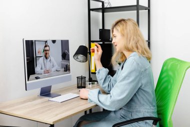 Kafkasyalı doktor görüntülü konuşma çevrimiçi canlı yayına bağlanıyor ve tıbbi sonuç olarak kadın evinde oturuyor. Çevrimiçi sağlık hizmeti dijital servis kavramı
