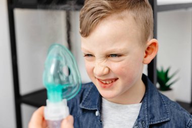 Sevimli çocuk, içine çekmeden önce hoşnutsuzluk duygusunu gösterir..