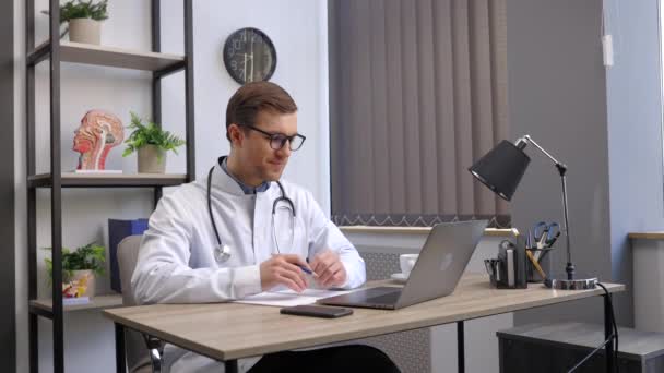 Retrato Homem Médico Falando Com Paciente Line Tela Laptop Sentado — Vídeo de Stock