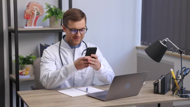 Lékařský Pracovník Mužského Pohlaví Moderní Klinice Brýlemi Uniformou Bílého Pláště — Stock video