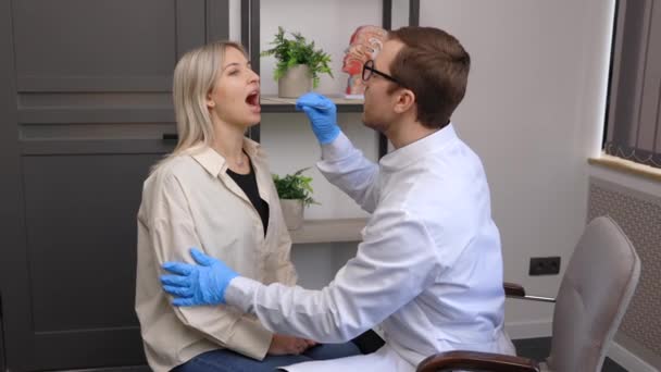 Médico Usando Espátula Inspeção Para Examinar Garganta Paciente Médico Otorrinolaringologista — Vídeo de Stock
