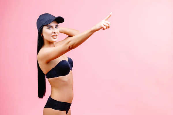 Młoda Kobieta Bikini Letnie Wakacje Stojąc Wskazując Palcem Stronie Różowym — Zdjęcie stockowe