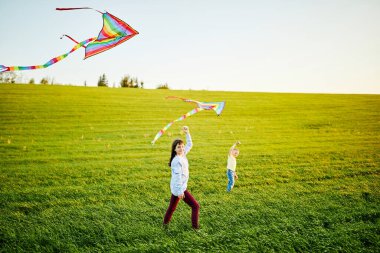 Mutlu çocuklar sahada uçurtma fırlatırlar. Küçük oğlan ve kız yaz tatilinde..