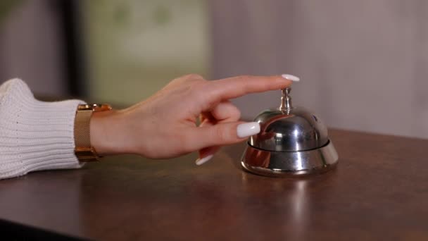 Hand Guest Dzwonek Recepcji Hotelu — Wideo stockowe