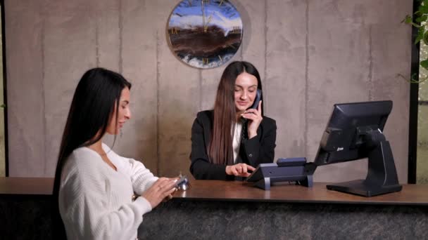 Resepsionis Ramah Wanita Bekerja Meja Lobi Hotel Kesenangan Dan Perjalanan — Stok Video