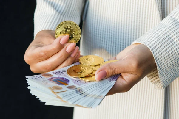Joven Mujer Negocios Sosteniendo Libras Esterlinas Bitcoin Las Manos Primer — Foto de Stock