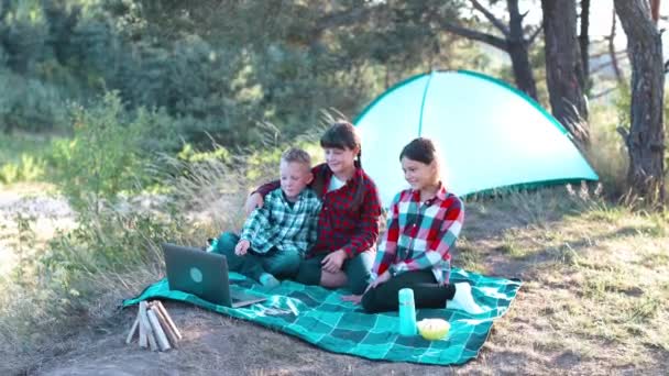 Дети Смотрят Шоу Ноутбуке Лесу Мальчики Девочки Отдыхают Палаточном Лагере — стоковое видео