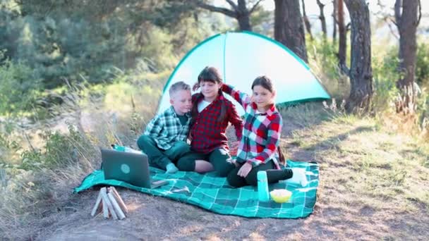 Дети Смотрят Шоу Ноутбуке Лесу Мальчики Девочки Отдыхают Палаточном Лагере — стоковое видео