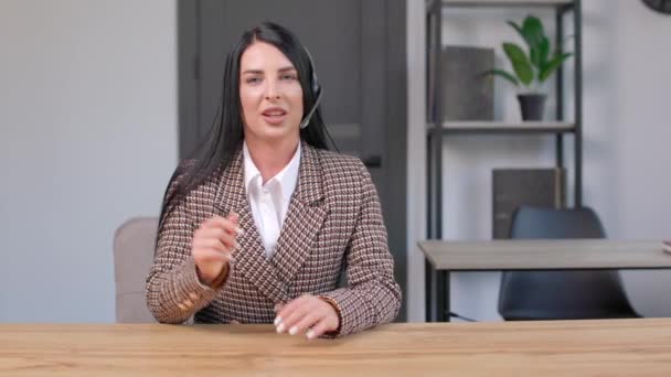 Callcenter Agent Mit Headset Arbeitet Support Hotline Modernen Büro Videokonferenz — Stockvideo