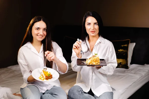 Neşeli Kızlar Pasta Yiyor Yatak Odasında Oturuyor — Stok fotoğraf