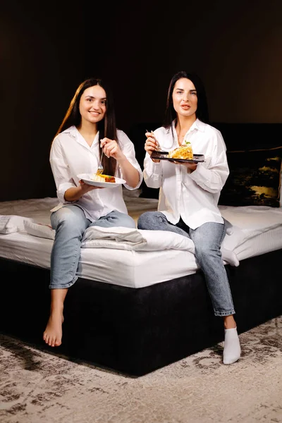 Vrolijke Meisjes Eten Gebak Zitten Slaapkamer Appartement — Stockfoto
