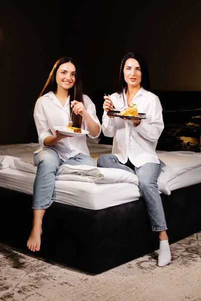 Vrolijke Meisjes Eten Gebak Zitten Slaapkamer Appartement — Stockfoto