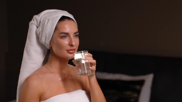 Jovem Serena Mulher Relaxada Com Água Potável Toalha Banho Depois — Vídeo de Stock