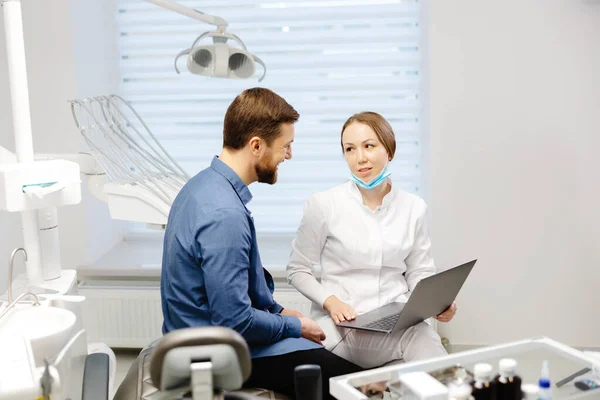Handsome Young Man Talking Female Doctor Dental Appointment Bright Beautiful — Stock Photo, Image