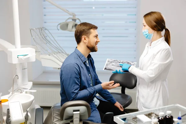 Νεαρός Ελκυστικός Άντρας Που Επισκέπτεται Οδοντίατρο Κάθεται Οδοντιατρική Καρέκλα Στη — Φωτογραφία Αρχείου