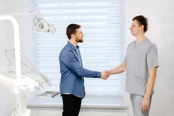 Γιατρός Συναντά Τον Ασθενή Άνθρωπος Σφίγγει Χέρι Οδοντίατρο Στέκεται Κοντά — Φωτογραφία Αρχείου