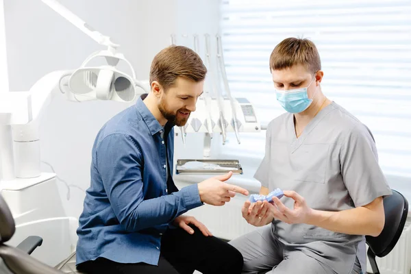 Dentist Holds Model Used Dental Care Consultations Dental Oral Treatments — Stock Photo, Image