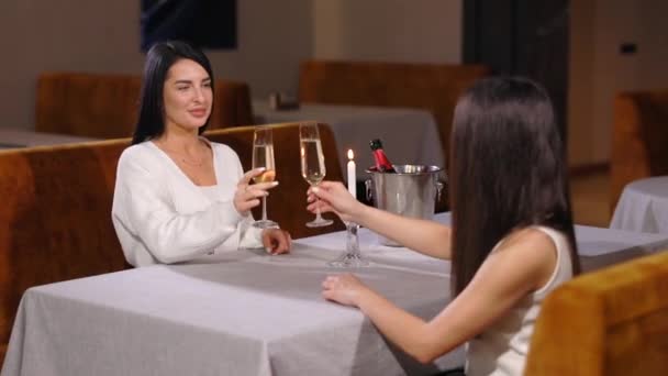 Piękna Młoda Para Kobiet Kieliszkach Szampana Świętuje Luksusowej Restauracji — Wideo stockowe