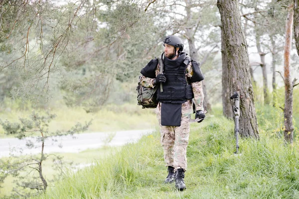 Молодий Солдат Формі Тактичному Жилеті Працює Лісі Готується Дій Тимчасовій — стокове фото