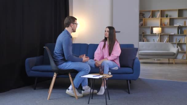 Lyckad Psykoterapi Kvinnan Har Möte Med Psykologen Sitter Soffan Kliniken — Stockvideo