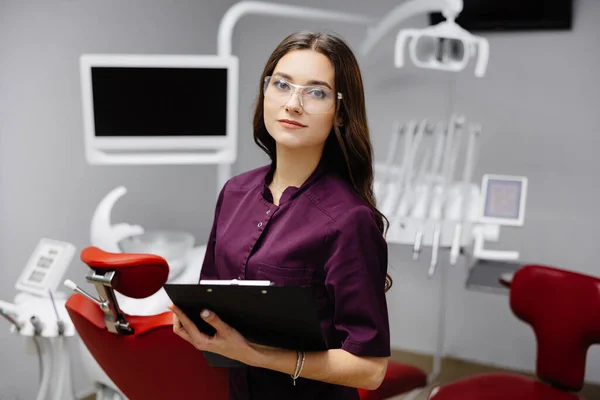 Doctor Dentist Working Office Using Clipboard Making Notes — Stock Photo, Image