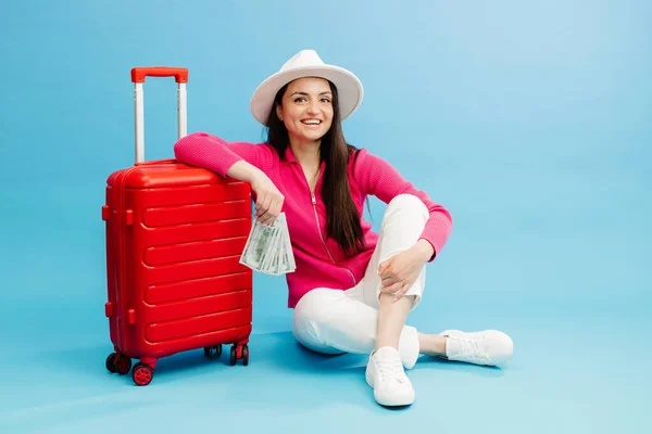 Viajante Mulher Turista Roupas Casuais Chapéu Branco Segurando Dinheiro Sentado — Fotografia de Stock