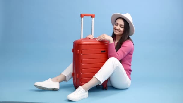 Gelukkige Jonge Toeristische Vrouw Zitten Aan Koffer Knuffelen Gaan Reizen — Stockvideo