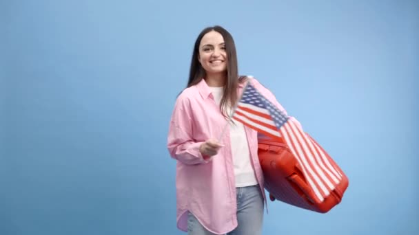 Kvinna Turist Med Resväska Och Usa Flagga Stående Isolerad Blå — Stockvideo
