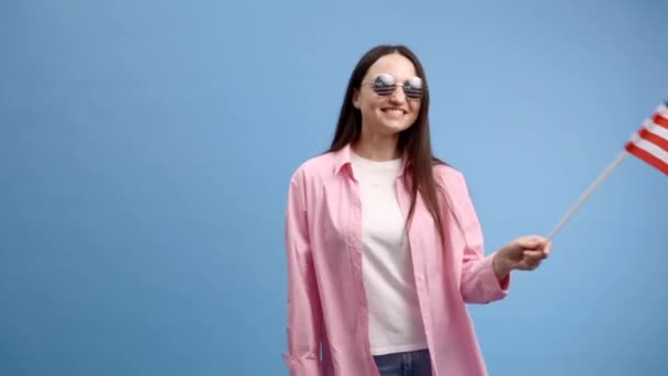 Ung Smilende Glad Kvinde Bærer Afslappet Tøj Holder Amerikansk Flag – Stock-video
