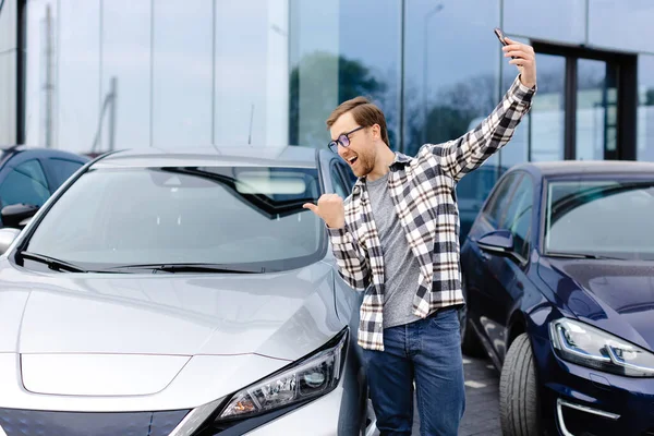 Glad Man Tar Selfie Genom Smarttelefon Efter Att Köpt Bil — Stockfoto