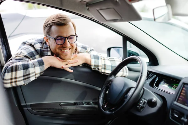 Unge Man Tittar Genom Fönstret Bil Och Kollar Den Innan — Stockfoto