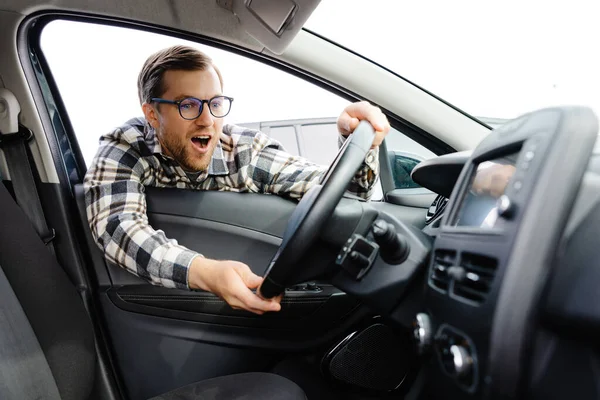 Unge Man Tittar Genom Fönstret Bil Och Kollar Den Innan — Stockfoto