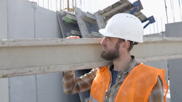 Constructor Hombre Hardhat Chaleco Que Lleva Madera Sitio Construcción Día — Vídeos de Stock