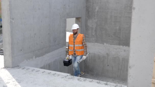 Bauarbeiter Polier Mit Schutzhelm Und Weste Steht Arbeitsplatz Gebäude Und — Stockvideo