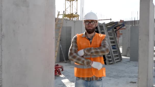Constructor Reparador Capataz Casco Seguridad Chaleco Encuentra Lugar Trabajo Edificio — Vídeos de Stock