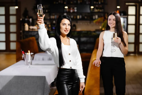 Krásná Mladá Dvojice Žen Sklenicemi Šampaňského Slaví Luxusní Restauraci — Stock fotografie