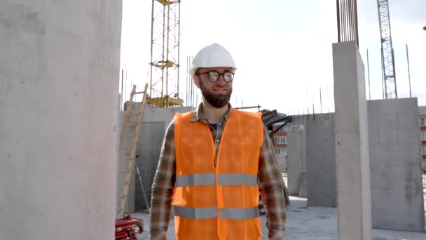 Constructor Reparador Capataz Casco Seguridad Chaleco Encuentra Lugar Trabajo Edificio — Vídeo de stock