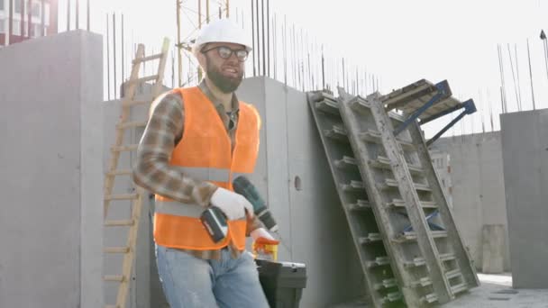 Drôle Travailleur Construction Dansant Danse Positive Des Constructeurs Dans Casque — Video
