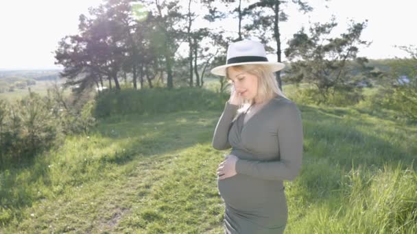 Krásná Těhotná Žena Klobouku Šaty Procházky Lese Žena Očekávající Narození — Stock video