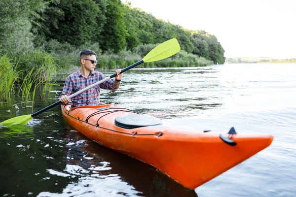 Kayaking Sungai Seorang Pemuda Kaukasia Duduk Kayak Dan Dayung Konsep — Stok Foto