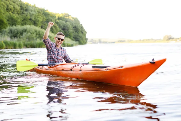 Nehirde Kano Yapıyorum Yetişkin Kafkasyalı Bir Adam Kanoda Oturuyor Selamlıyor — Stok fotoğraf