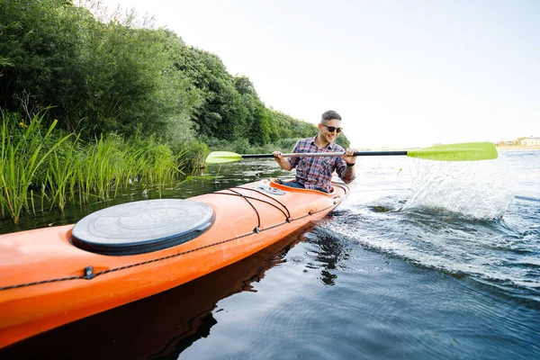 Kayak Sul Fiume Giovane Caucasico Siede Kayak Remi Concetto Intrattenimento — Foto Stock