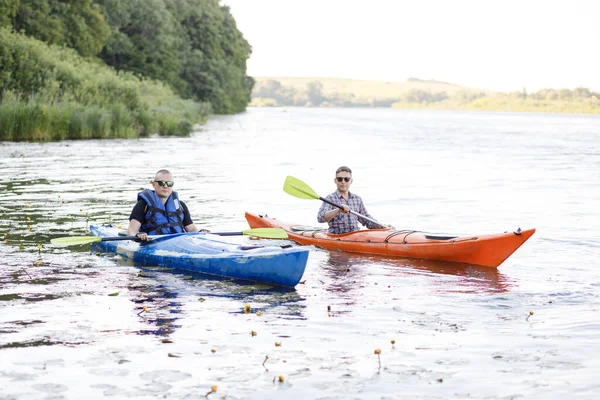 Faire Kayak Sur Rivière Deux Jeunes Hommes Sont Assis Kayak — Photo