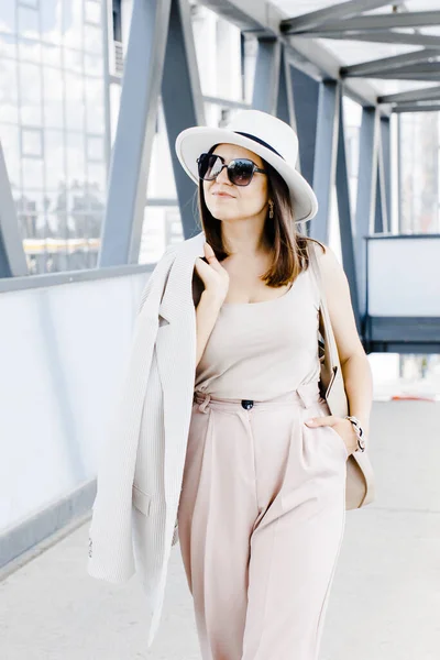 Beautiful Brunette Businesswoman Wearing Suit White Hat Walking Street Beautiful — Photo