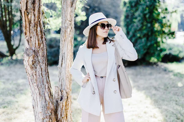 Beautiful Business Woman Stylish Suit Hat Standing Tree Park Woman — Stockfoto