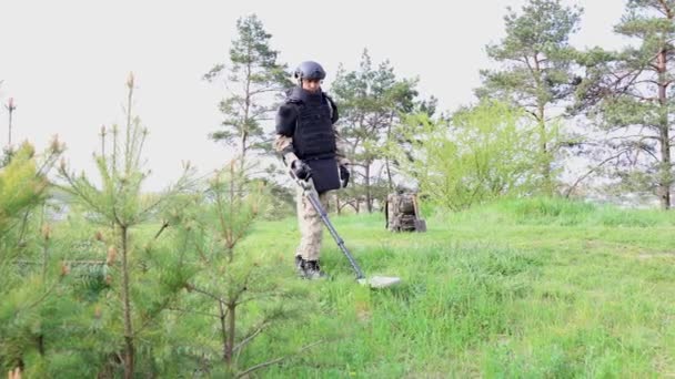 Ein Mann Militäruniform Und Schusssicherer Weste Arbeitet Wald Mit Einem — Stockvideo